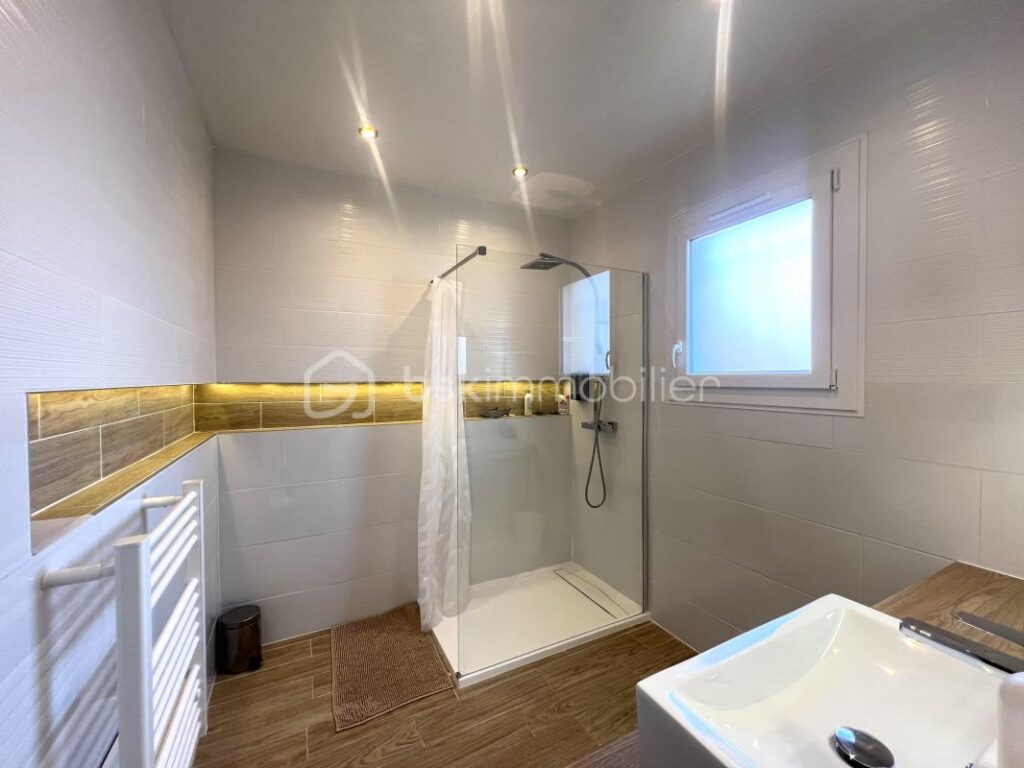 Maison 280m2 à Poussan – 7 pièces – 6 chambres – 280 m²