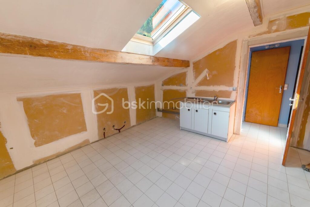 74300 – MAGLAND – GRANDE MAISON DE VILLAGE – PROJET DE RÉNOVATION – SITUATION AU CALME ET ENSOLEILLÉE – 3 NIVEAUX, 270M² DE SURFACE TOTALE POUR 170M² HABITABLES – 8 pièces – 4 chambres – 170 m²