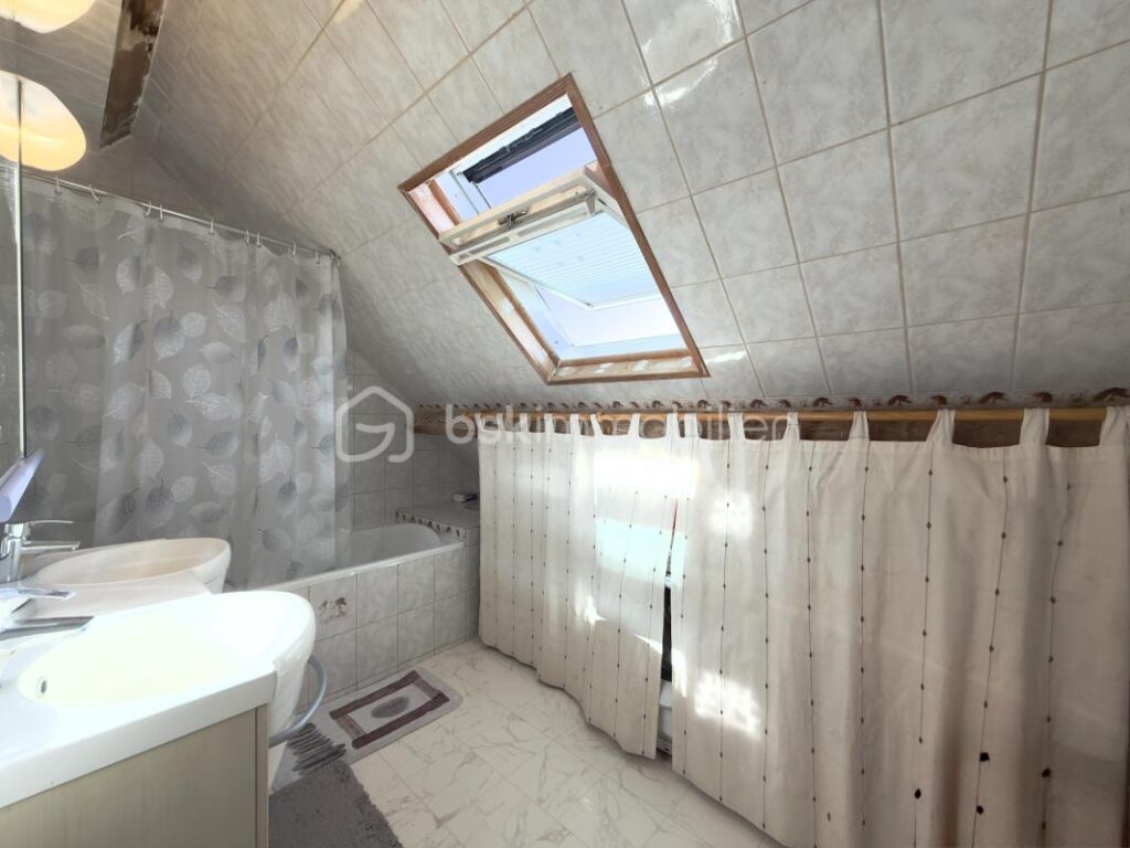 Maison moderne – 145 m² – 5 chambres – Sous-sol total – Terrain 1034 m² – 6 pièces – 5 chambres – 145 m²