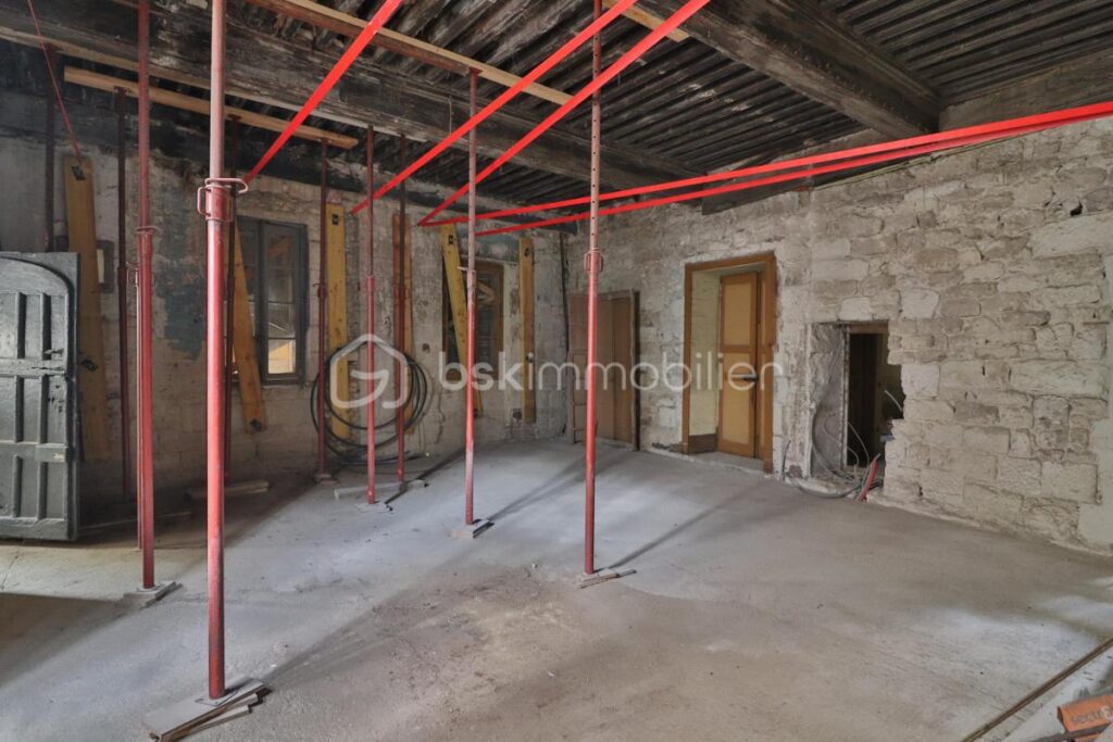 2 immeubles à rénover de 800m² avec cours, terrasse et balcon – NR pièces – NR chambres – 200 m²