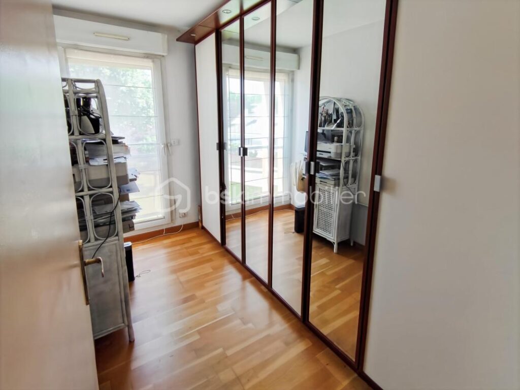 SUPERBE APPARTEMENT F4 DANS RESIDENCE DE STANDING AVEC ASCENSEUR A 8′ A PIEDS DE LA GARE + BOX VEHICULE – 4 pièces – 3 chambres – 72 m²