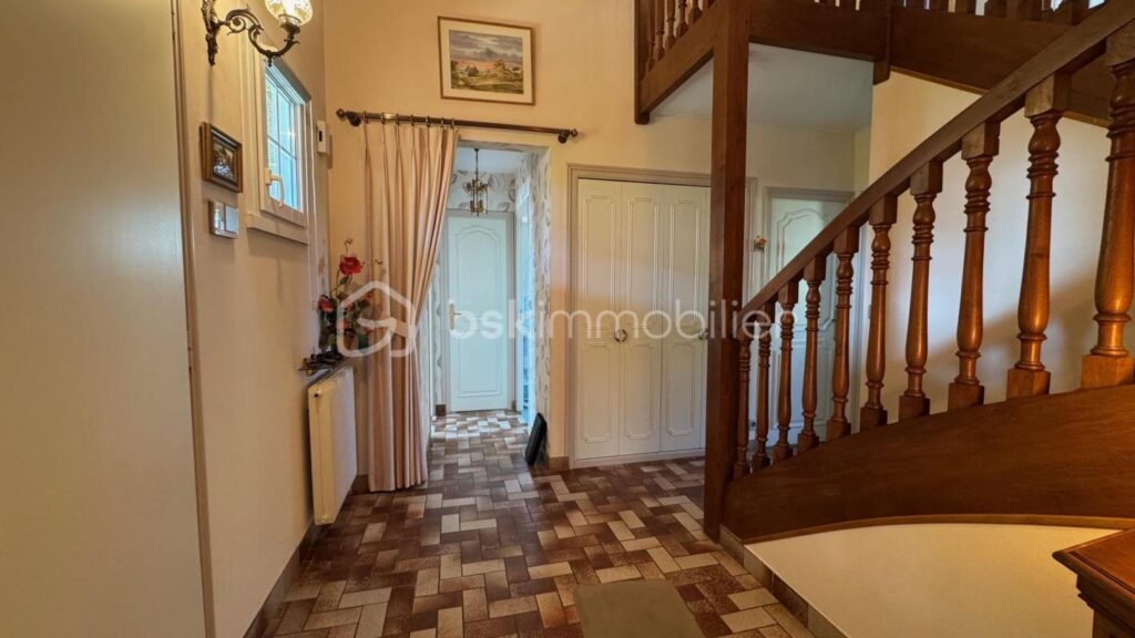 CHARMANTE MAISON TRADITIONNELLE – 8 PIÈCES – 5 CHAMBRES + 1 BUREAU – SOUS-SOL COMPLET – JARDIN CLOS ET ARBORÉ – 8 pièces – 6 chambres – 136 m²