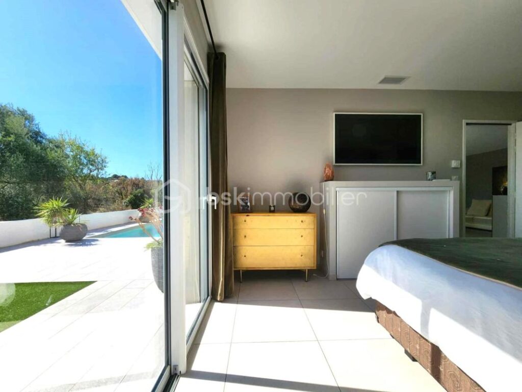 Superbe villa de plain-pied sans vis-à-vis avec quatre chambres – 6 pièces – 4 chambres – 145 m²