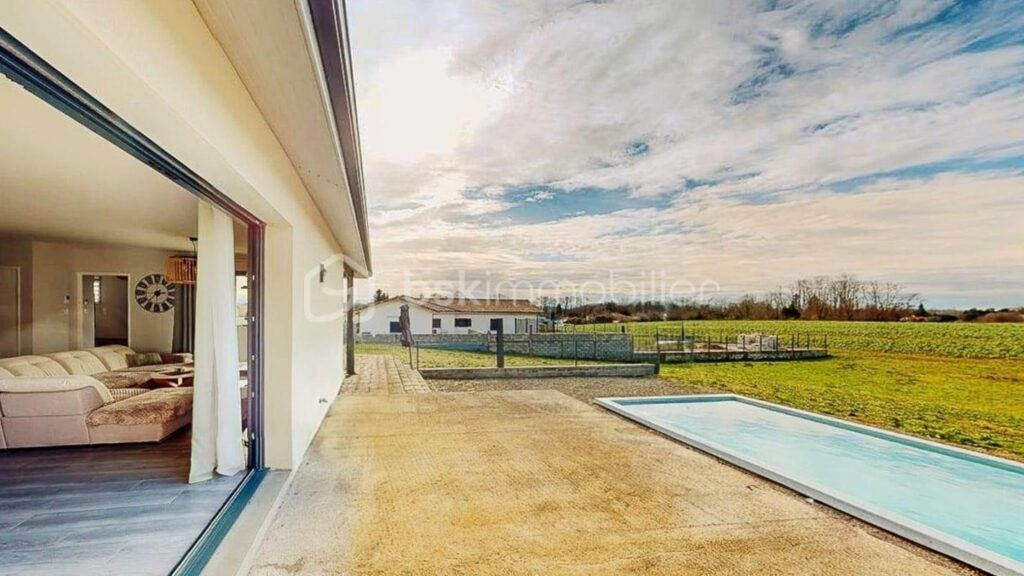 Vivre Dedans-Dehors : maison de plain-pied, baignée de lumière avec vue dégagée sur la nature – 5 pièces – 3 chambres – 115 m²