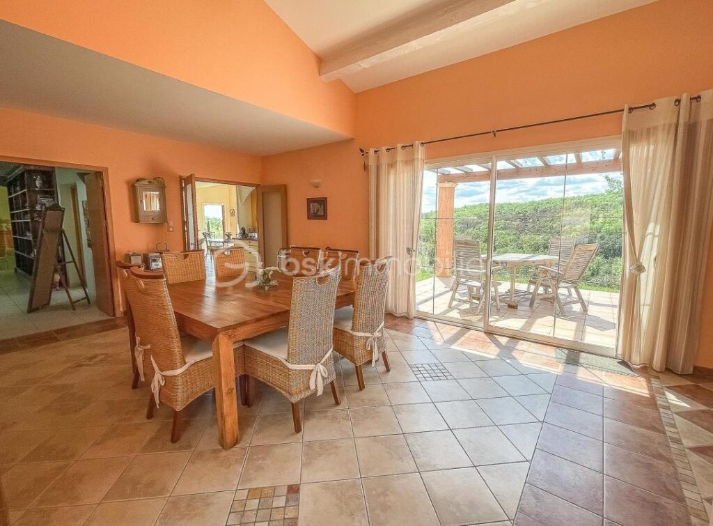 Domaine d’architecte 490 m² – 3 logements indépendants – Piscine à débordement – Vue panoramique – DPE A – Saint-Jean-de-la-Blaquière (34700) – 40 min Montpellier – 16 pièces – 12 chambres – 490 m²