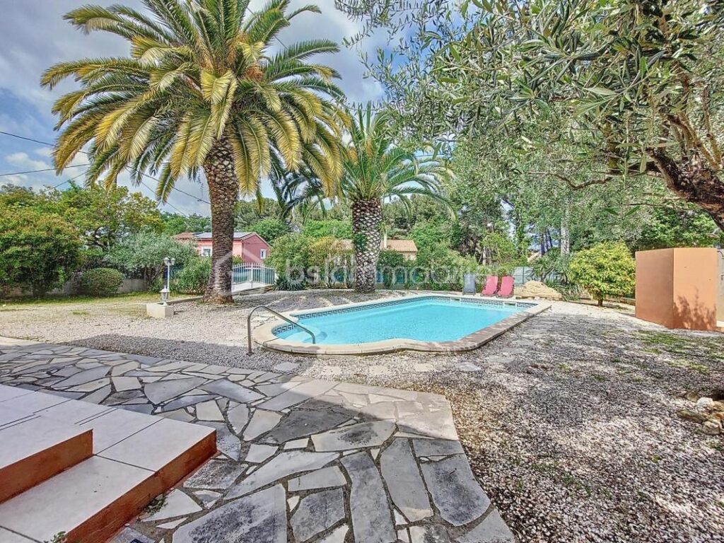 VILLA DE CARACTERE AVEC PISCINE – 7 pièces – 4 chambres – 158 m²