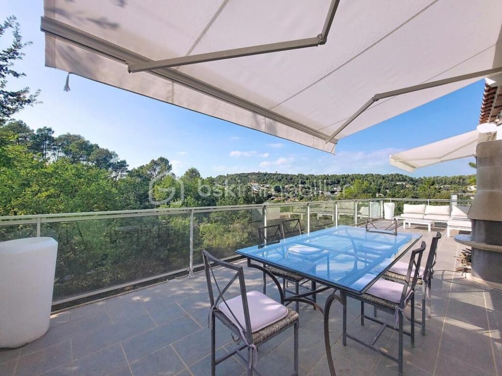 Villa de prestige avec piscine et appartement indépendant – 8 pièces – 5 chambres – 230 m²