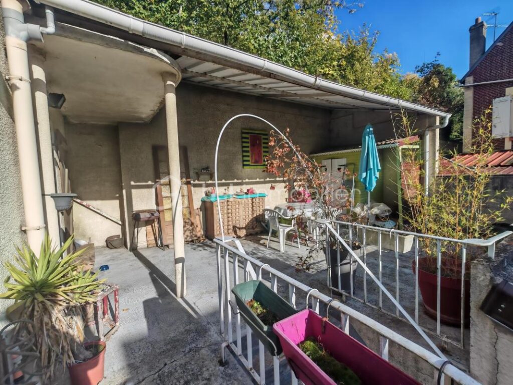 CREIL – Maison individuelle 6 pièces – 102 m² habitables / 160 m² au sol – Grand jardin devant et derrière – Exposition plein sud – 6 pièces – 2 chambres – 101 m²