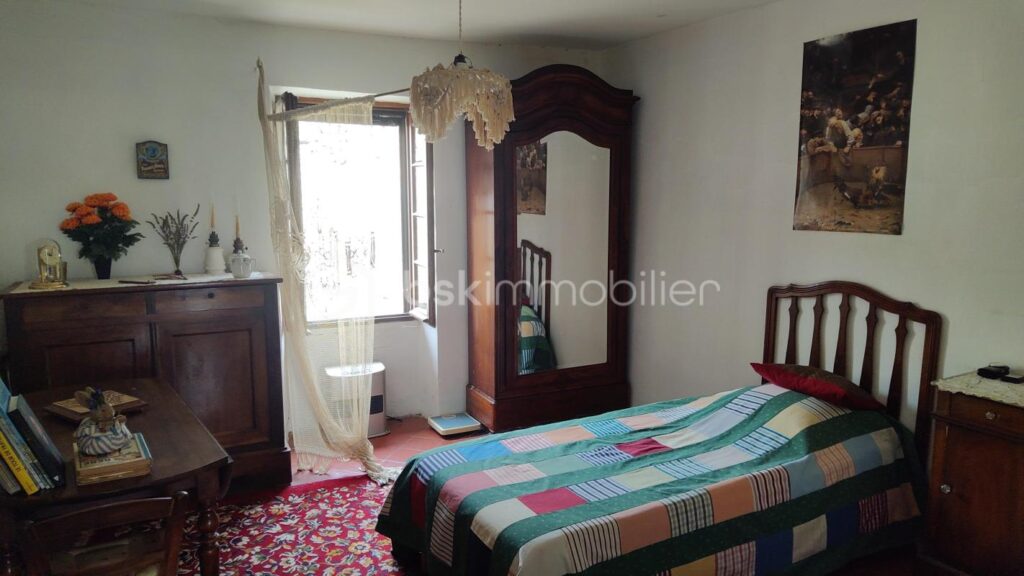 Premier niveau d’un ancien corps de ferme imprégné du charme de la Provence, avec piscine et vue exceptionnelle MONTLAUX 04230 – 4 pièces – 3 chambres – 110 m²