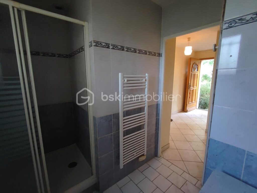 Pavillon de plain pied avec une grange de 210m²,un garage et un hangar sur 4827 m² de terrain – 3 pièces – 2 chambres – 60 m²