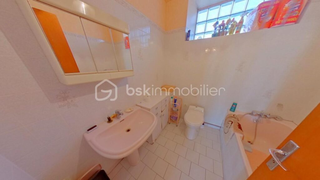 Maison de Campagne de plain pied de 132 m² avec grenier aménageable dans un environnement verdoyant – 5 pièces – 3 chambres – 132 m²