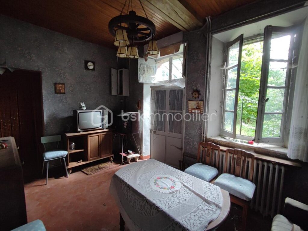 Une propriété comprenant deux habitations, une longère de 100 m² et un logement de 42 m² avec une grange et dépendances, cave sur 3406 m² de parcelle – 5 pièces – 3 chambres – 129 m²