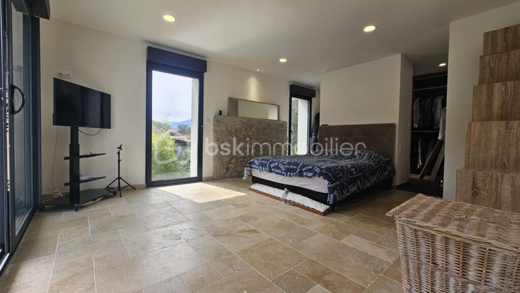 Ancien corps de ferme de 127 m2 entièrement rénové avec piscine – 4 pièces – 3 chambres – 122 m²