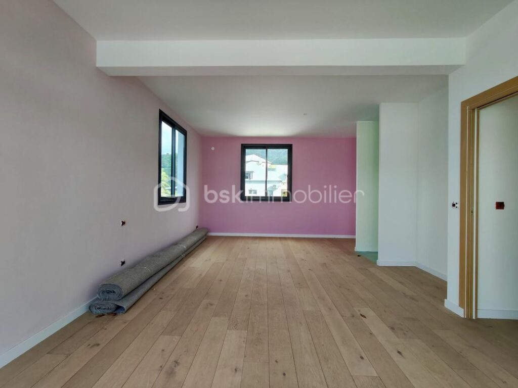 Villa Neuve de 200m² avec piscine – Saint-Paul – 5 pièces – 2 chambres – 200 m²
