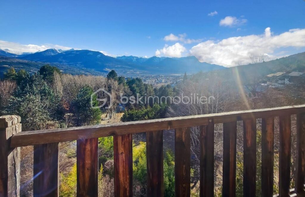 ***Opportunité rare pour investisseurs *-*vaste bâtisse de caractère à Embrun-*** – 40 pièces – NR chambres – 900 m²