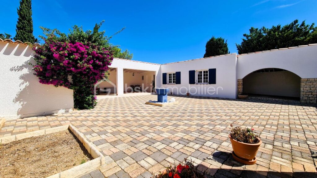 ***Propriété atypique- 299m²- T8- Terrasse- Cour- Garage- Extérieur- Calme- Vue***- Isolé- La Palme*** – 9 pièces – 6 chambres – 299 m²