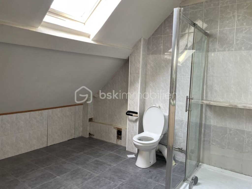 Maison de campagne sur 9800 m2de terrain – 4 pièces – 2 chambres – 106 m²