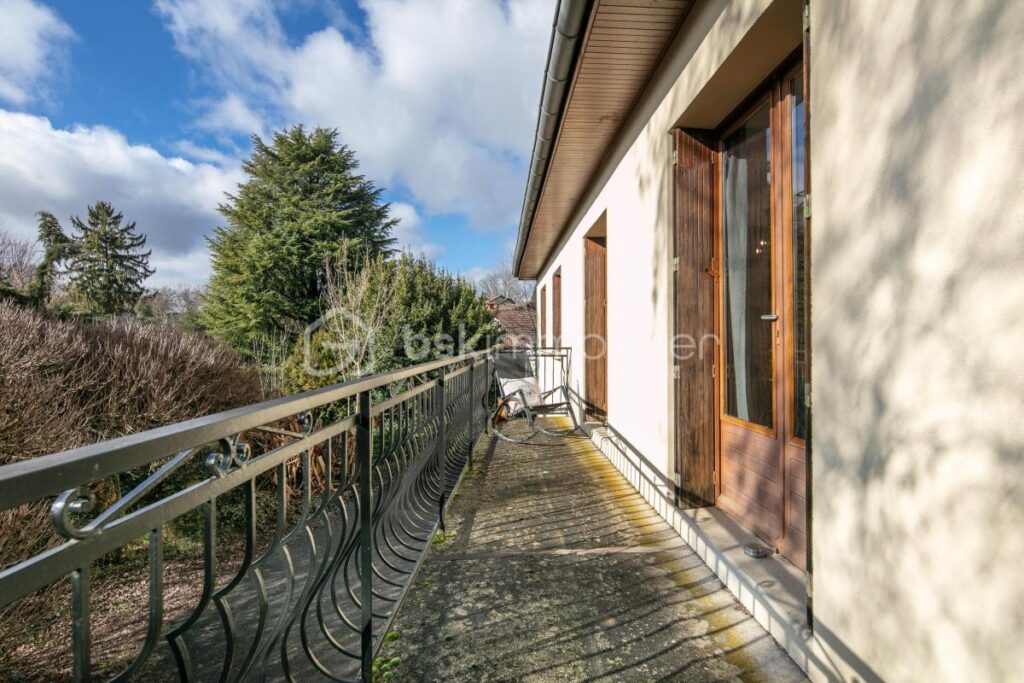 Charnècles – Maison de 123 m² avec grand terrain de 1 400 m² – 5 pièces – 3 chambres – 123 m²