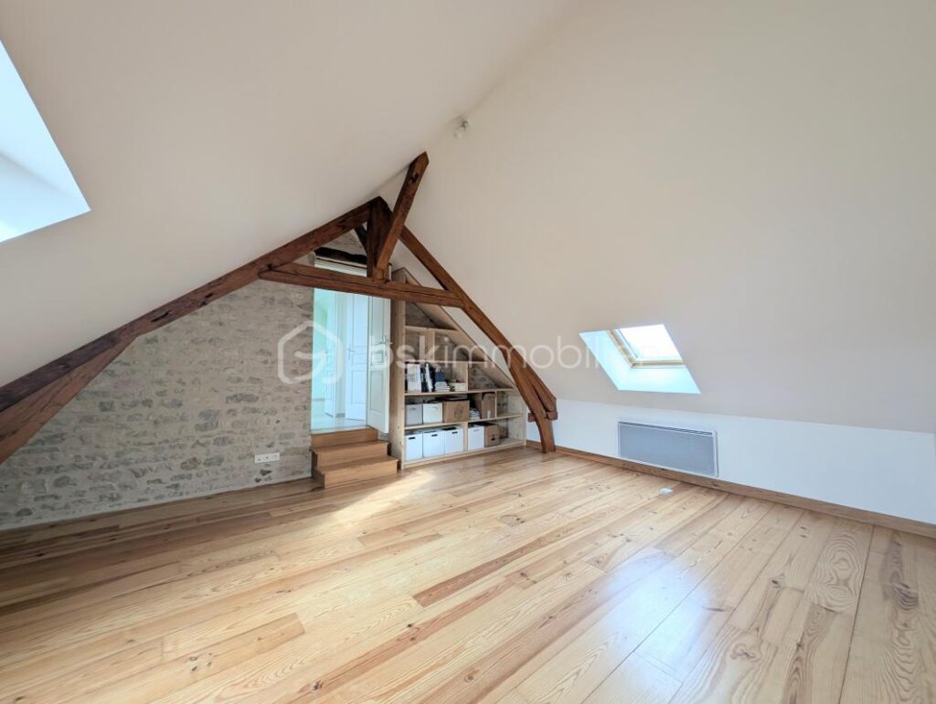 Maison en pierre pleine de charme avec jardin et cave voûtée – 4 pièces – 3 chambres – 79 m²