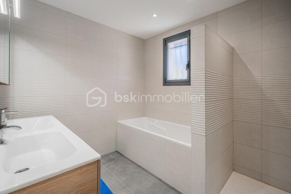 Maison individuelle de 130 m² habitables (174 m² au sol), terrain de 750 m2, vue sur les massifs, DPE C – 6 pièces – 4 chambres – 130 m²