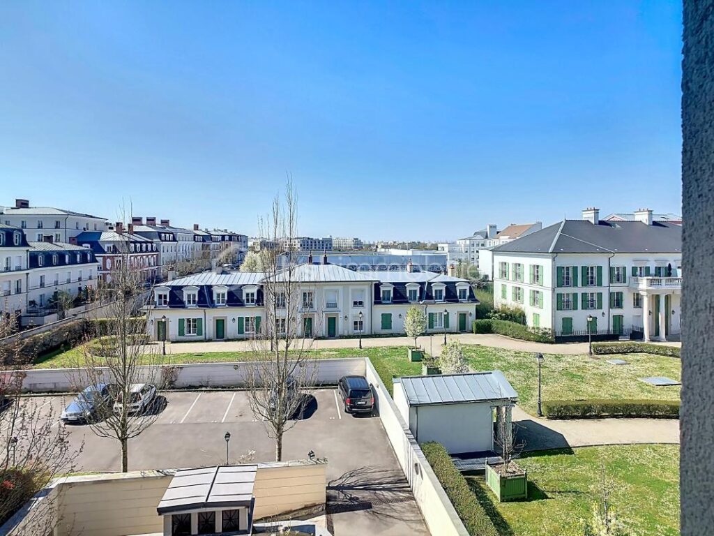 À VENDRE – Appartement 4 pièces – DPE C – Vue Disneyland – Serris (77700) – À 10 min à pied du RER – 4 pièces – 3 chambres – 79 m²