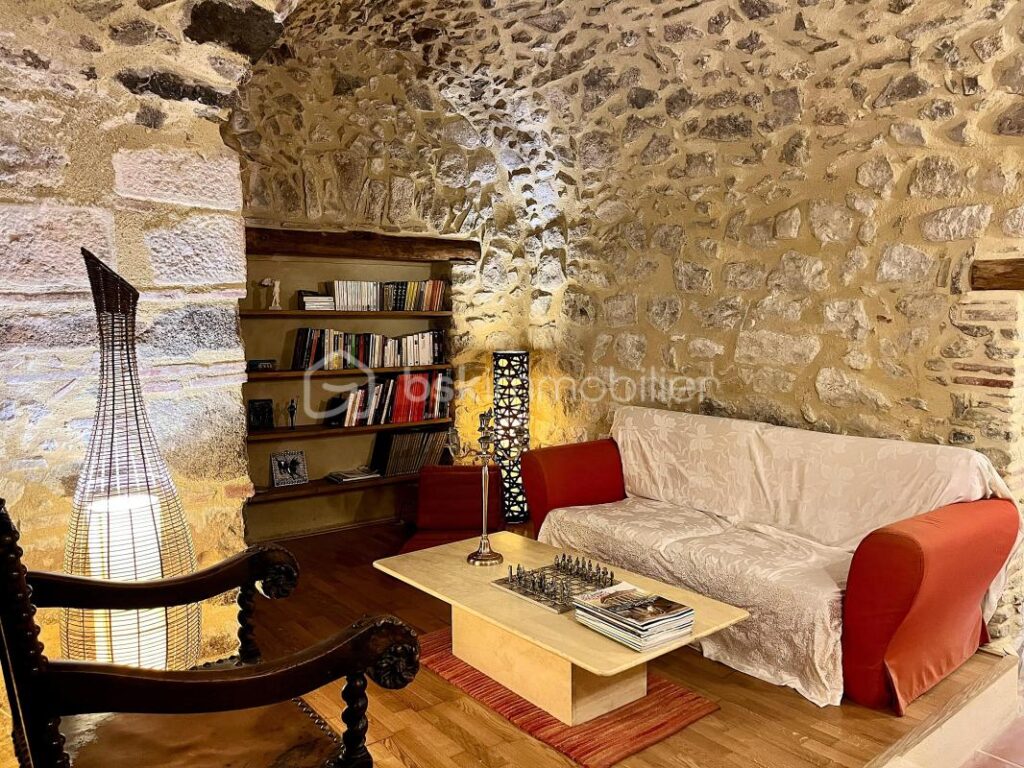 Appartement exceptionnel de 148 m² dans château médiéval du XIIème siècle – 8 pièces – 3 chambres – 148 m²