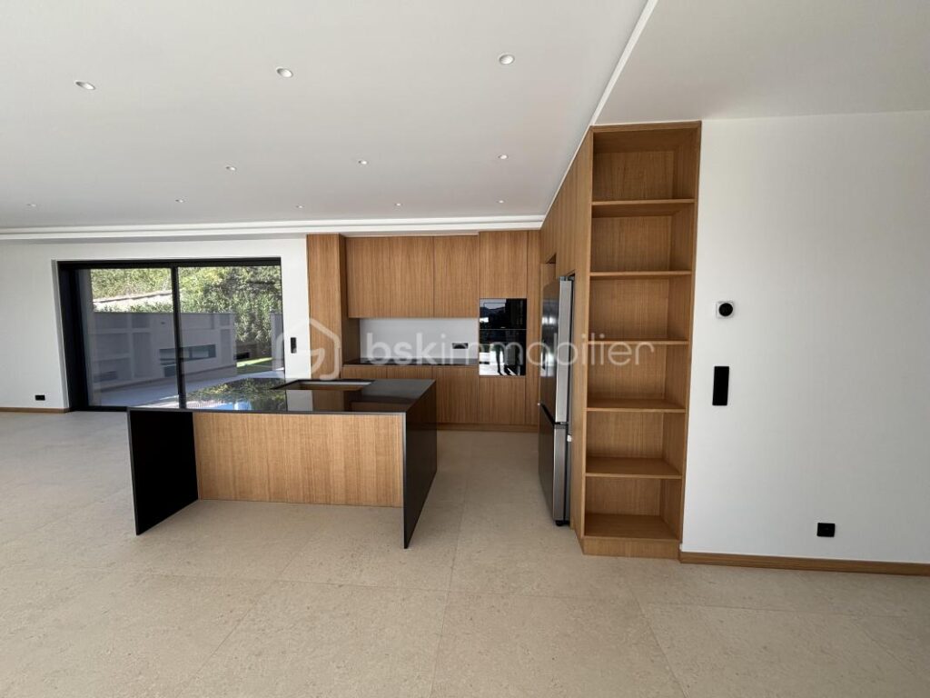 SAINTE MAXIME Villa contemporaine de prestige avec vue mer – 5 pièces – 4 chambres – 262 m²