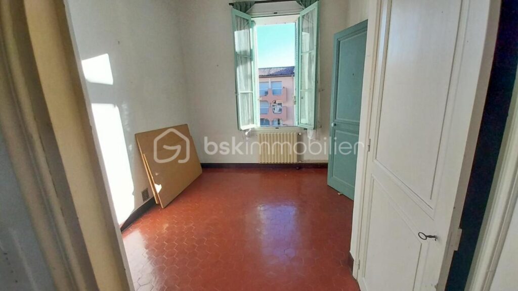 Un havre de paix en plein centre de Sainte-Maxime : maison de caractère et grand jardin arboré – 5 pièces – 3 chambres – 152 m²