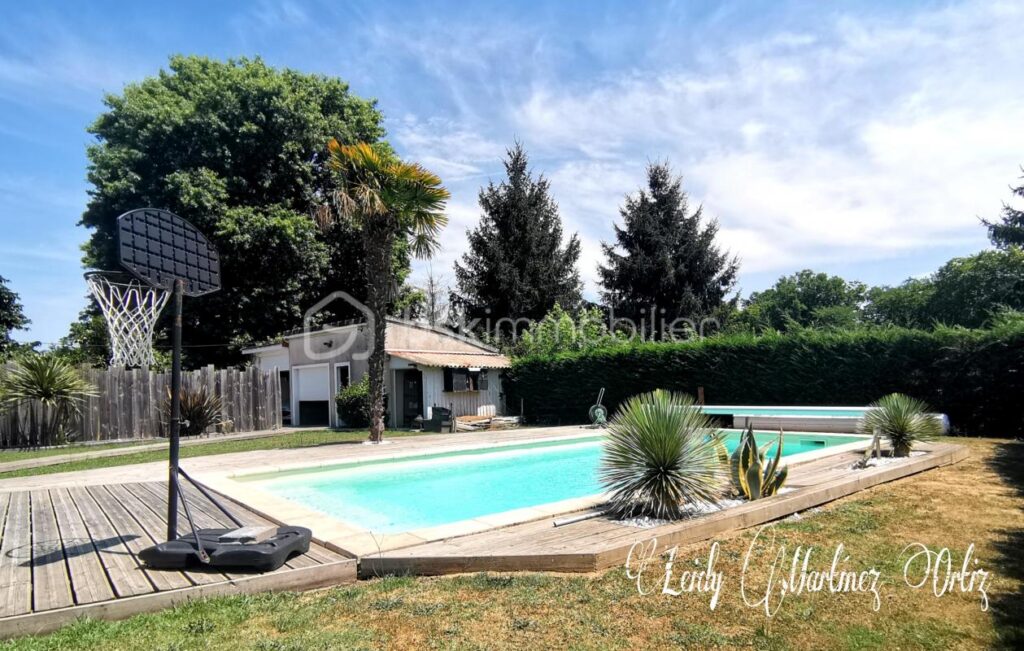 Belle maison, rénovée, 114m², 4 chambres, terrasse couverte, piscine et garage, terrain de 1000m² environ – 6 pièces – 4 chambres – 114 m²