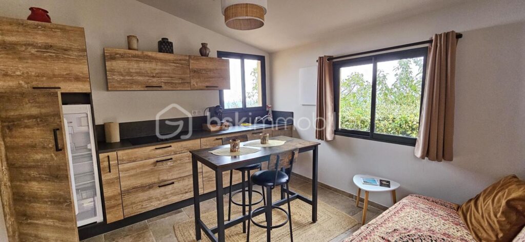 Bskimmobilier vous propose à la vente dans le joli village de FOZZANO la patrie de Colomba, une belle villa récente de plain-pied avec une très jolie vue qui caractérise ce bien… ! – 4 pièces – 3 chambres – 150 m²