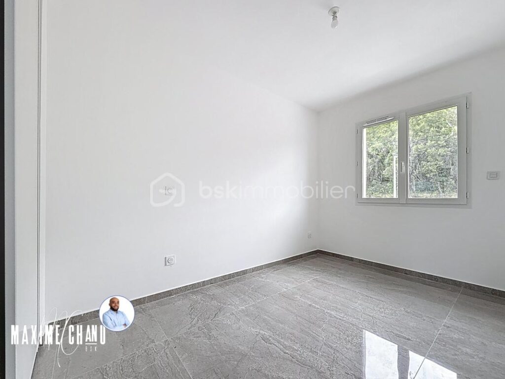 Maison à fort potentiel – 171 m² sur 3 niveaux à Vailhauquès – 7 pièces – 6 chambres – 171 m²