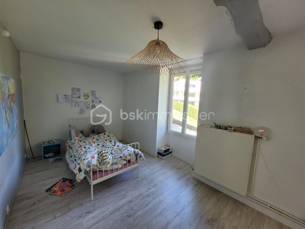 Rives Maison familiale Individuelle 250 000 € – 8 pièces – 7 chambres – 194 m²