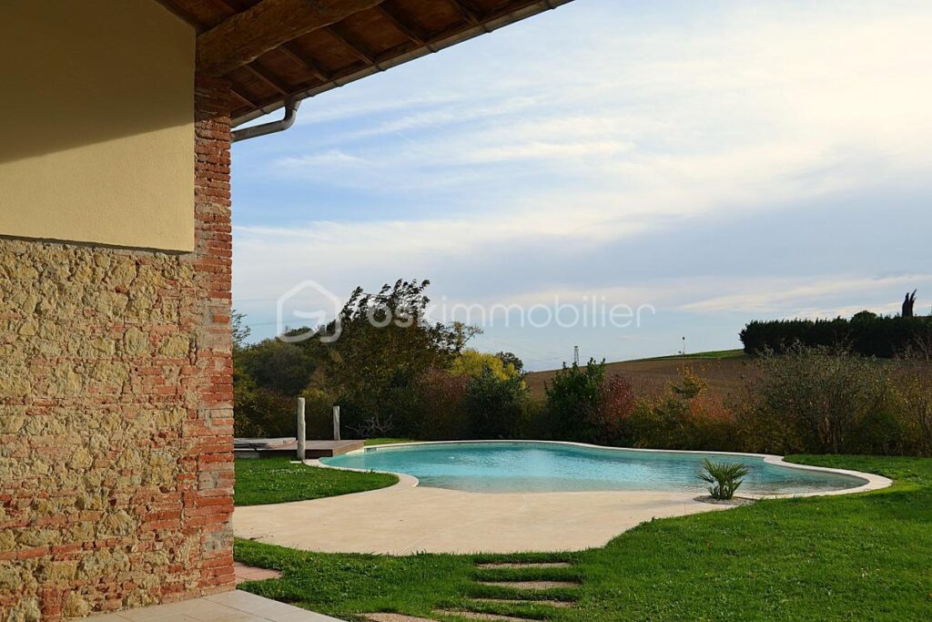 Longère de 275 m² avec dépendances et piscine – 7 pièces – 5 chambres – 275 m²