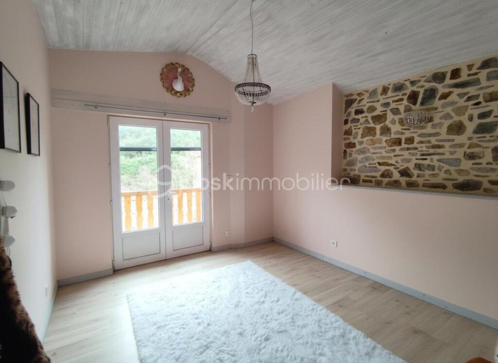 Charmante maison de famille en pierre dans un petit hameau au calme – 5 pièces – 3 chambres – 110 m²