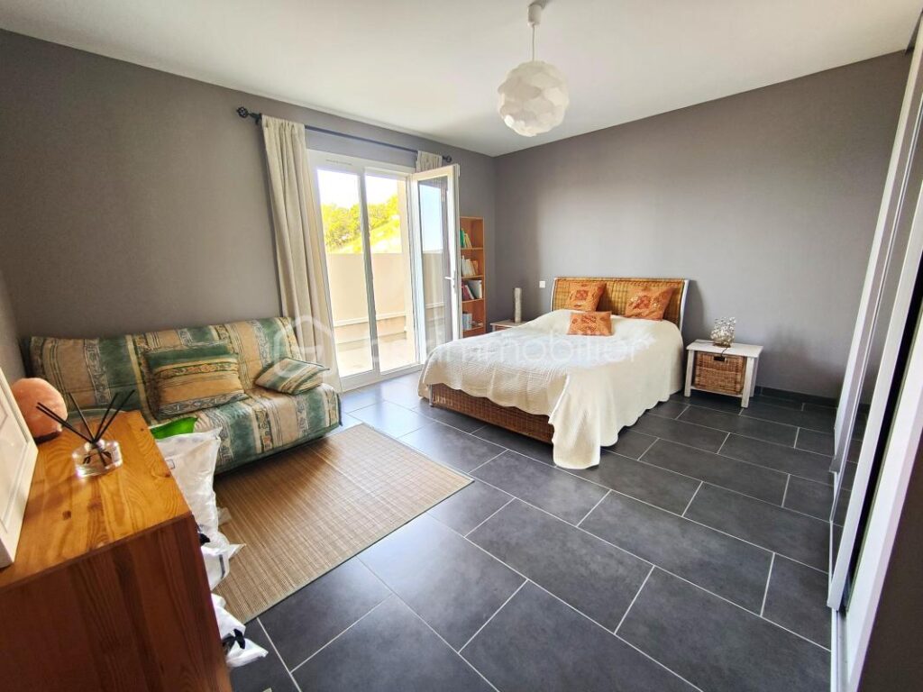 MONTREDON DES CORBIÈRES – VILLA moderne 5 pièces 165m² habitable avec VUE EXCEPTIONNELLE – GRANDE CUISINE EQUIPEE – ARRIÈRE CUISINE – GARAGE 18m² avec mezzanine – 4 CHAMBRES dont GRANDE SUITE PARENTALE – CLIM GAINABLE sur PARCELLE 585m² – 5 pièces – 4 chambres – 165 m²