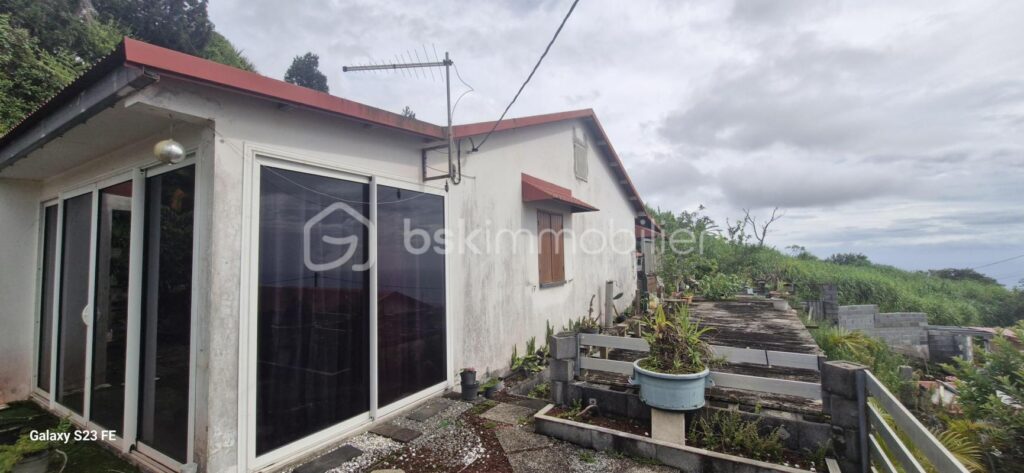 Maison a rénover A PETITE ILE – 4 pièces – 3 chambres – 75 m²