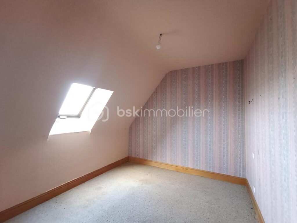 Maison individuelle située à Saint-Pol-de-Léon. Construite en 1985, cette maison de 6 pièces de 137 m2 sur un terrain de 1425m² – 6 pièces – 5 chambres – 137 m²