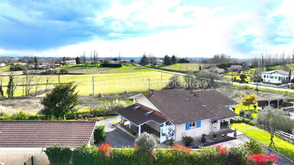 Grande maison familiale de charme avec vue imprenable sur les Pyrénées – Sous-sol entièrement aménagé – Grand terrain clôturé et dépendances – 8 pièces – 4 chambres – 152 m²