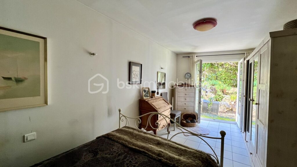 COUP DE CŒUR pour une villa individuelle à Vence Sud. Vue mer. Terrain piscinable – 4 pièces – 3 chambres – 135 m²