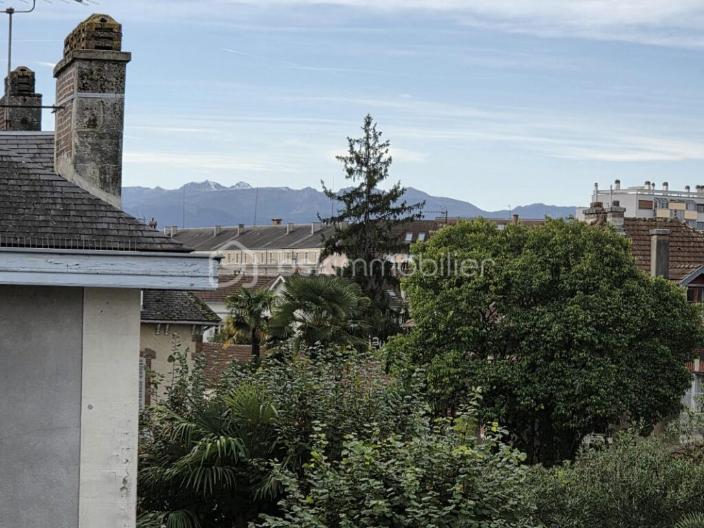 Appartement T4 – 92 m² – Dernier étage avec ascenseur, garage, parking et cave – Proche centre-ville – 4 pièces – 3 chambres – 92 m²