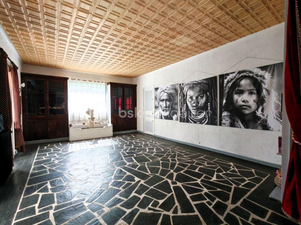 Spacieux pavillon au calme avec garage, sous-sol, jardin et bois – 11 pièces – 5 chambres – 416 m²