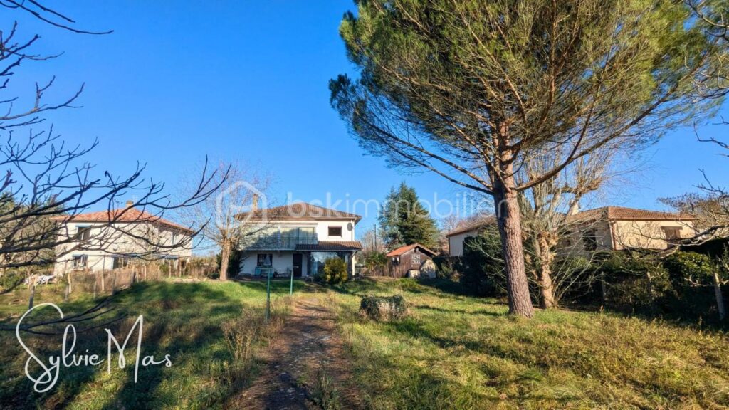 Maisons 4 pièces sur sous sol complet et jardin arboré 2 400 m2 – 5 pièces – 3 chambres – 125 m²