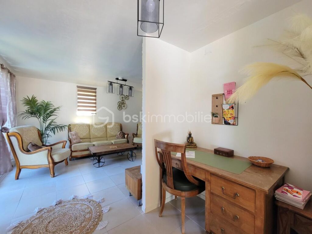 Grande maison familiale de plain pied avec piscine, terrasses, vue dégagée et T3 indépendant – 9 pièces – 7 chambres – 188 m²