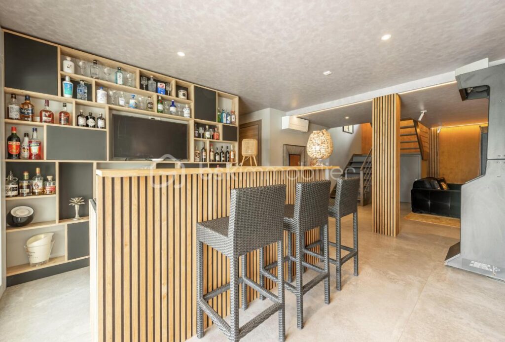 EXCLUSIVITE : SUPERBE VILLA MODERNE 270 M2 SAINT JORIOZ AVEC VUE SUR LAC D ANNECY – 9 pièces – 6 chambres – 269 m²