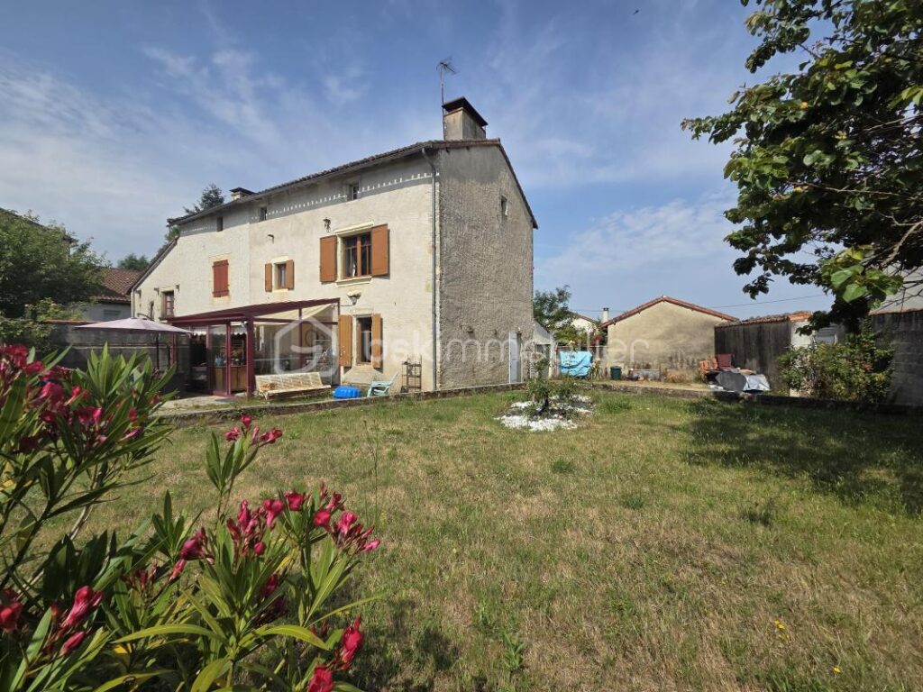 Maison de caractère 100 m² à Limalonges avec jardin, garage et cave voutée – 3 pièces – 2 chambres – 100 m²
