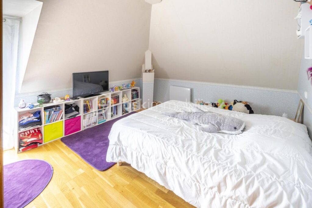 Propriété comprenant une maison d’habitation et un Gîte idéalement située – 13 pièces – 7 chambres – 324 m²