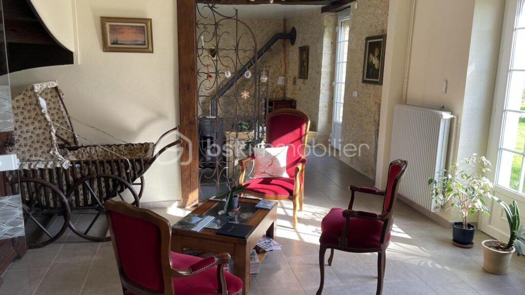 Magnifique bâtisse en pierre de 219m² habitable avec environ 658m² de dépendance sur 10600m² partiellement clos – 7 pièces – 4 chambres – 219 m²