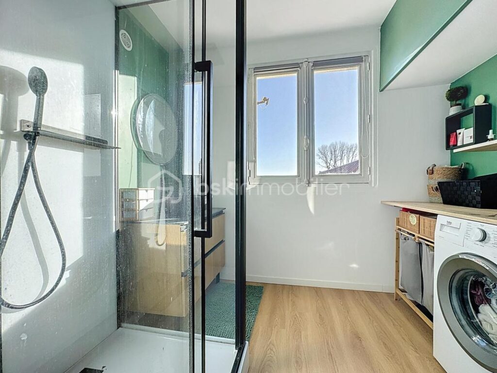 Maison de ville rénovée au coeur de Montebourg – Avec terrain, cour arrière, grange – 4 pièces – 2 chambres – 94 m²