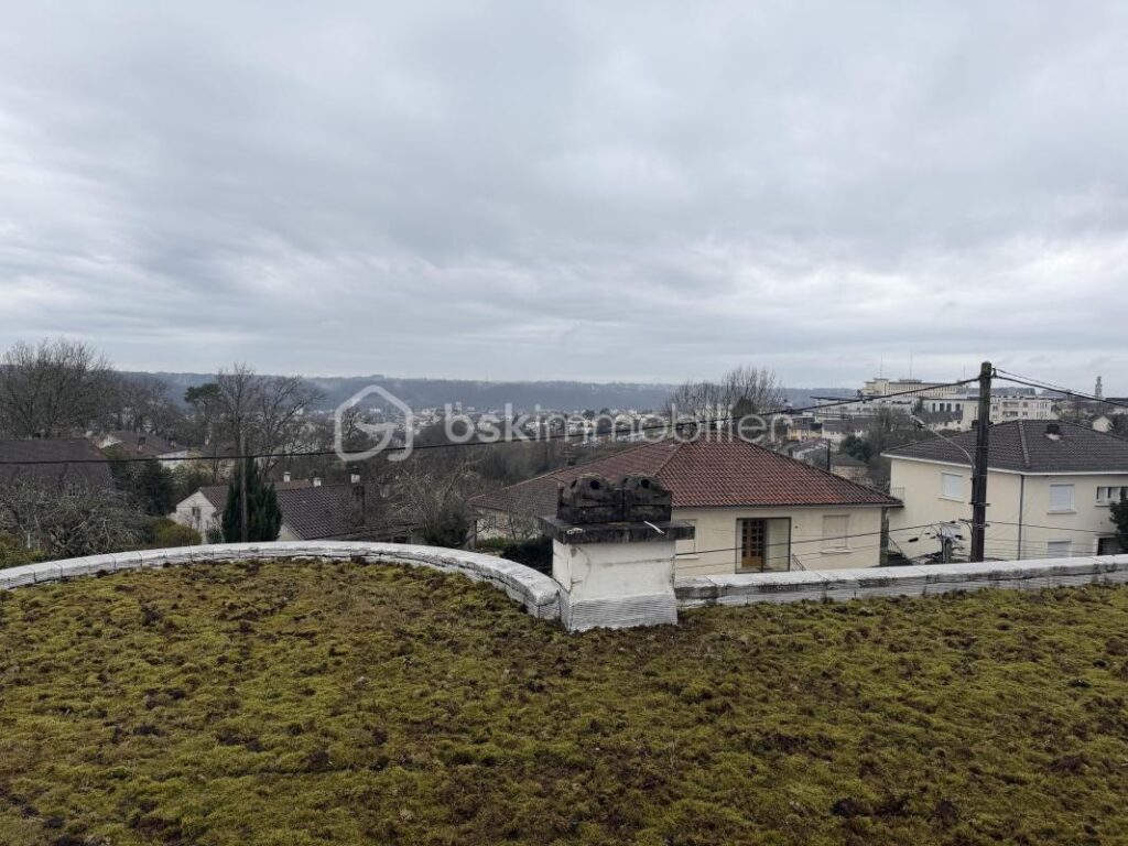 À VENDRE – MAISON DE 194M² SUR LES HAUTEURS DE TRÉLISSAC – 9 pièces – 4 chambres – 194 m²