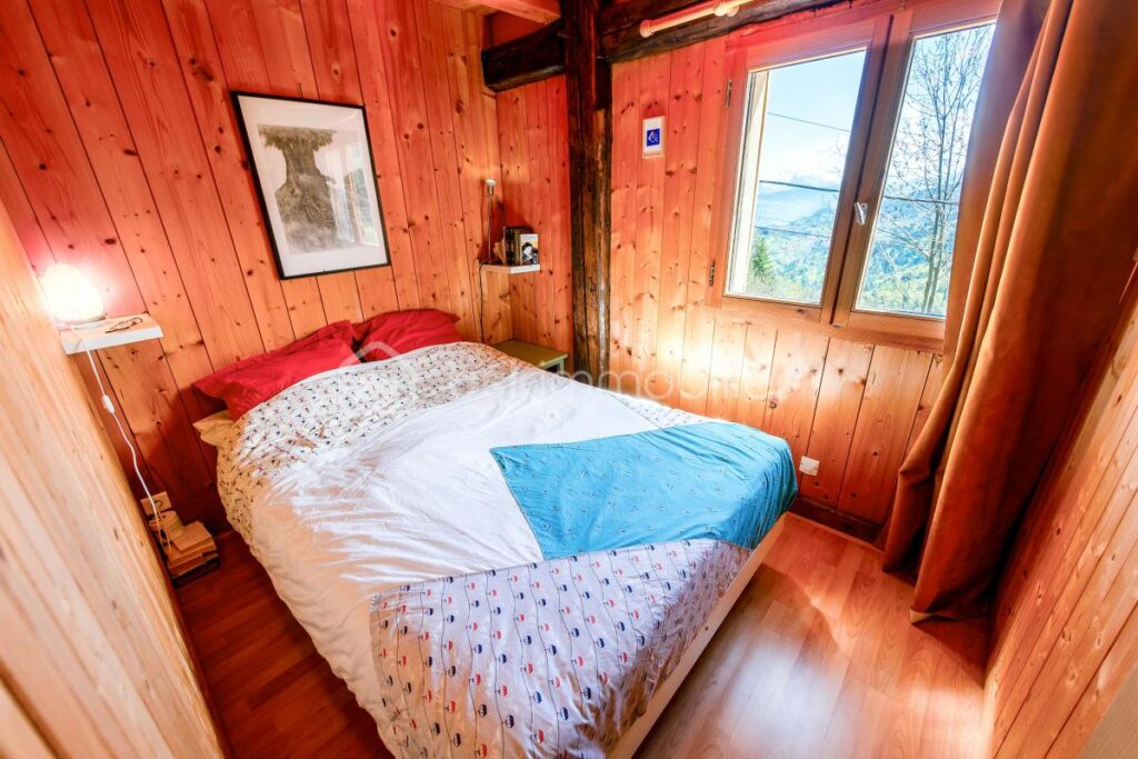 74130 – BRIZON – CHALET RÉNOVÉ 160M2 (144M2 HABITABLES) – TERRASSE, POTAGER – SUPERBE CADRE NATUREL – PROCHE DE LA VALLÉE DE L’ARVE – 6 pièces – 3 chambres – 144 m²